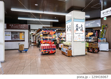 JR越後湯沢駅　東口1階のお土産屋でショッピング　新潟県南魚沼郡湯沢町 129416067