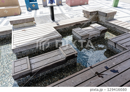 JR越後湯沢駅西口の足湯　新潟県南魚沼郡湯沢町 129416080