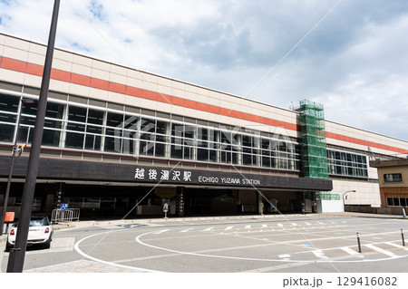 JR越後湯沢駅 西口の駅前風景 新潟県南魚沼郡湯沢町 JR越後湯沢駅 西口の駅前風景 新潟県南魚沼郡湯沢町 129416082