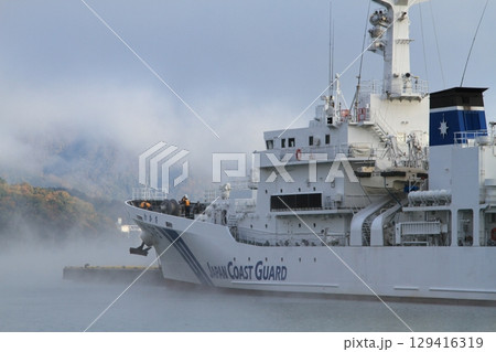 霧が立ち込める港と巡視船 霧が立ち込める港と巡視船 129416319