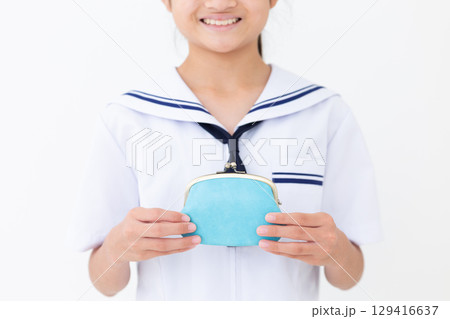 ブルーのがま口財布を持つ夏の学生服姿の中学生女子 129416637