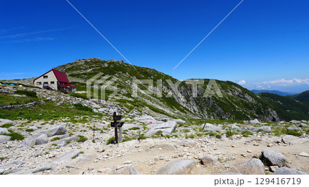 木曽駒ヶ岳　中岳と山小屋 129416719