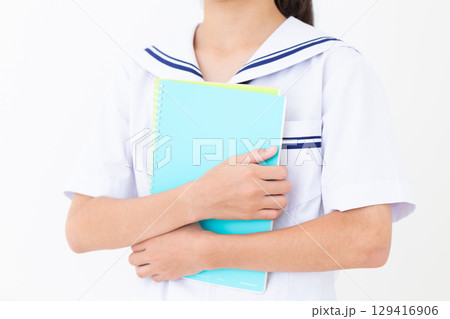 ノートを持つ夏の学生服姿の中学生女子 129416906