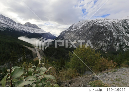 美しいカナディアンロッキーを見ながらドライブ 129416935