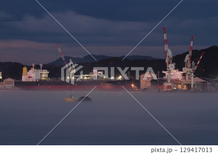 夜明け前の造船所 夜明け前の造船所 129417013