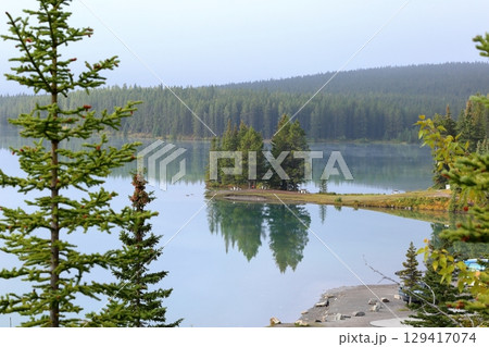 バンフ国立公園の美しい湖 129417074