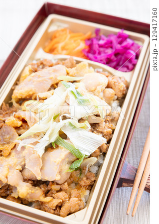 おいしい国産地養鶏肉の西京焼そぼろ重弁当 129417160