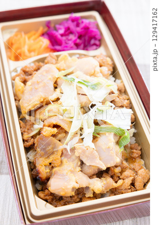 おいしい国産地養鶏肉の西京焼そぼろ重弁当 129417162