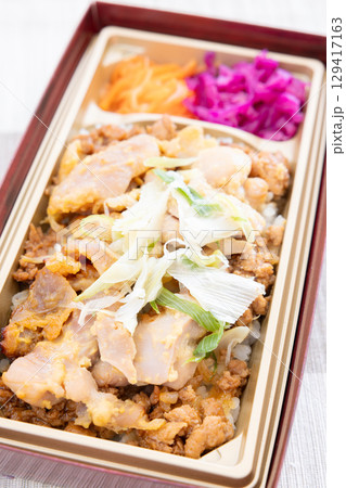 おいしい国産地養鶏肉の西京焼そぼろ重弁当 おいしい国産地養鶏肉の西京焼そぼろ重弁当 129417163