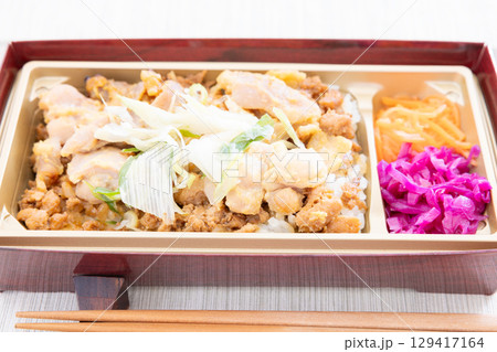 おいしい国産地養鶏肉の西京焼そぼろ重弁当 129417164