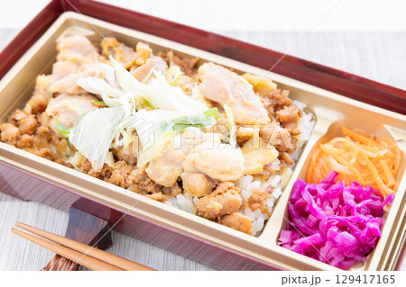 おいしい国産地養鶏肉の西京焼そぼろ重弁当 129417165