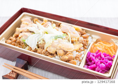 おいしい国産地養鶏肉の西京焼そぼろ重弁当 129417168