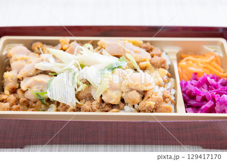 おいしい国産地養鶏肉の西京焼そぼろ重弁当 129417170