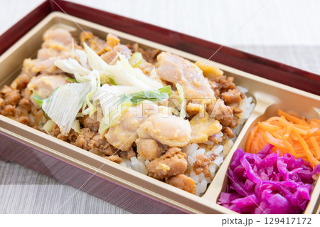 おいしい国産地養鶏肉の西京焼そぼろ重弁当 129417172