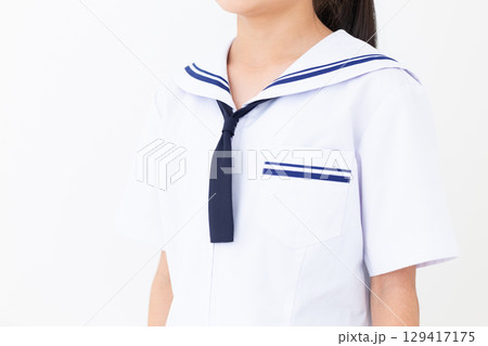 夏の学生服姿の中学生女子 129417175