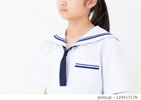 夏の学生服姿の中学生女子 129417176