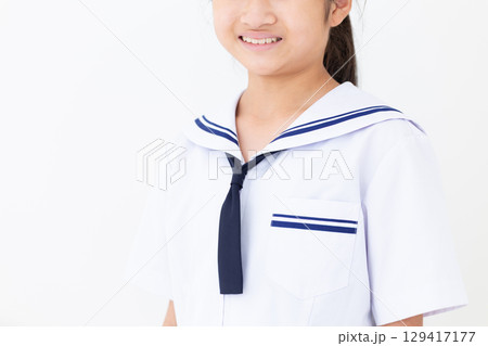 夏の学生服姿の中学生女子 129417177