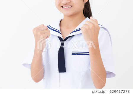 ガッツポーズをする夏の学生服姿の中学生女子 ガッツポーズをする夏の学生服姿の中学生女子 129417278