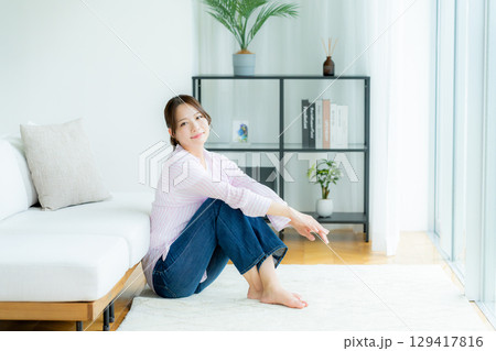 リビングでくつろぐ若い女性 129417816