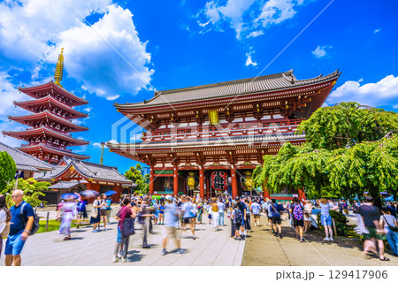 日本の東京都市景観8月8日。猛烈な暑さ…インバウンド続く…まるで異国…外国人観光客らで大混雑の浅草寺 日本の東京都市景観8月8日。猛烈な暑さ…インバウンド続く…まるで異国…外国人観光客らで大混雑の浅草寺 129417906