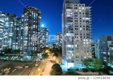 バンクーバーの美しい街並みと夜景 バンクーバーの美しい街並みと夜景 129418036