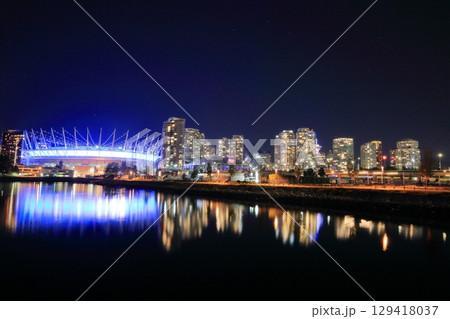 バンクーバーの美しい街並みと夜景 129418037