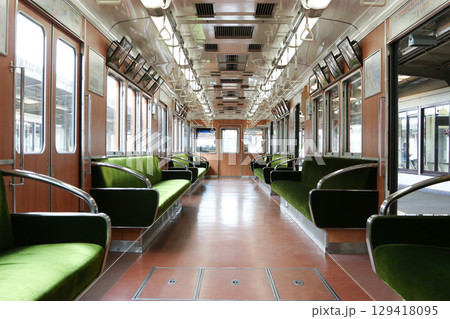 能勢電鉄1500系復刻塗装車両の車内 能勢電鉄1500系復刻塗装車両の車内 129418095