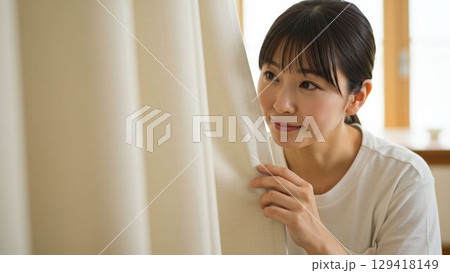 カーテンの臭いを気にする日本人女性 カーテンの臭いを気にする日本人女性 129418149