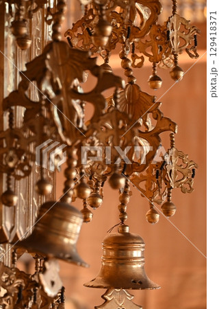 金色の美しい装飾品 129418371