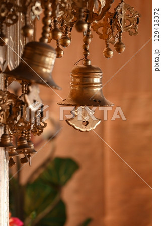 金色の美しい装飾品 129418372