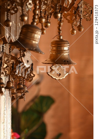 金色の美しい装飾品 129418373