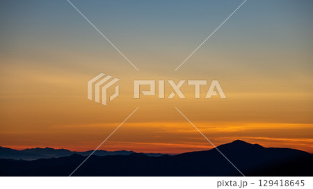 夜明けの空と山々のシルエット 夜明けの空と山々のシルエット 129418645