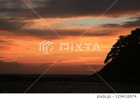 仁科港の向こうに見える綺麗な夕陽 129418974