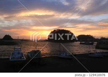 仁科港の向こうに見える綺麗な夕陽 仁科港の向こうに見える綺麗な夕陽 129418976