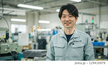 工場で働く製造業の男性 129418979