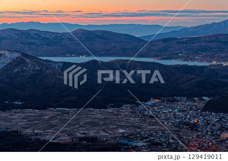 忍野・杓子山から見る夜明けの山中湖と伊豆の山並み 忍野・杓子山から見る夜明けの山中湖と伊豆の山並み 129419011