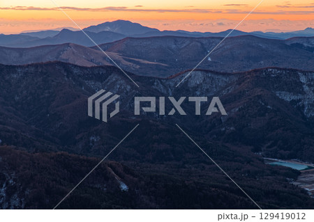 忍野・杓子山から見る夜明けの箱根の山並み 129419012