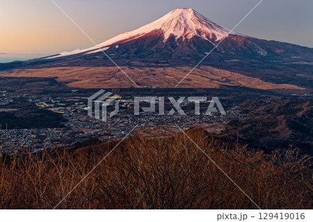 杓子山から見る朝焼けの富士山と忍野の町並み 129419016