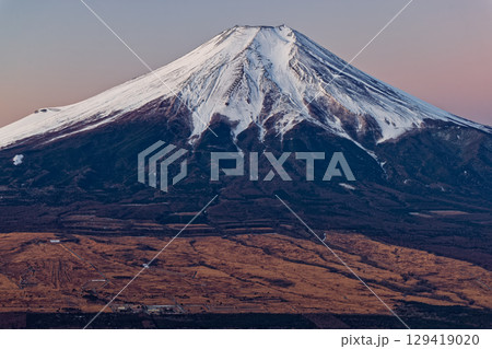 杓子山から見る黎明の富士山と忍野の街並み 杓子山から見る黎明の富士山と忍野の街並み 129419020