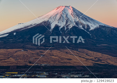 杓子山から見る朝日差す富士山 129419023