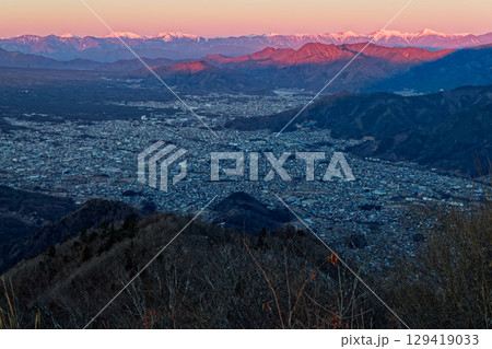 杓子山から見る朝焼けの南アルプスと富士吉田・河口湖市街 杓子山から見る朝焼けの南アルプスと富士吉田・河口湖市街 129419033