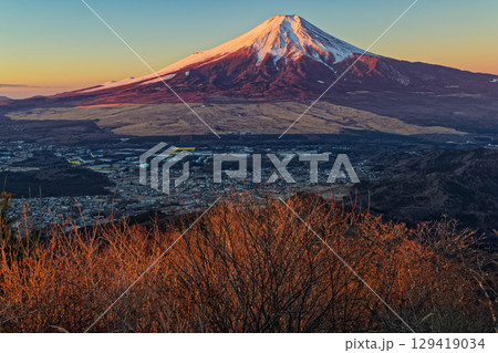 杓子山から見る朝日差す富士山 129419034