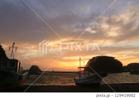 仁科港の向こうに見える綺麗な夕陽 129419082