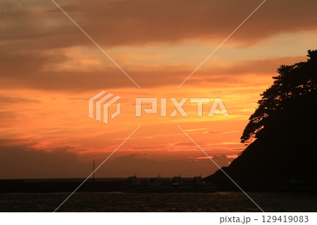 仁科港の向こうに見える綺麗な夕陽 129419083