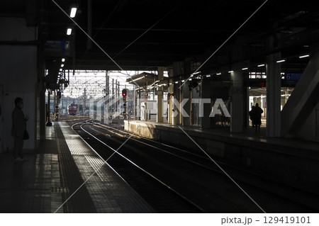 夕方の駅のホームに差し込む光 夕方の駅のホームに差し込む光 129419101