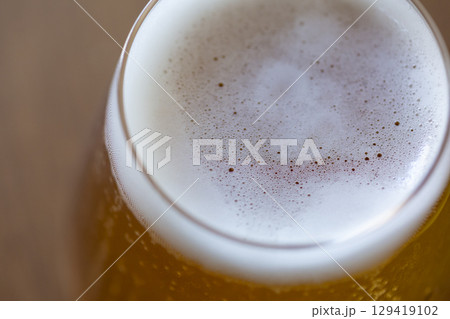 ビールの気泡を上から 129419102