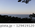 松越しの夕暮れ時の水平線 129419120