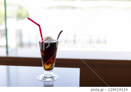 窓際のコーヒーフロート 129419124