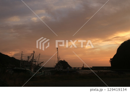 仁科港の向こうに見える綺麗な夕陽 129419134
