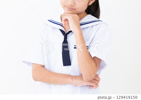 悩む夏の学生服姿の中学生女子 129419150